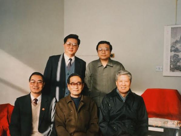 "1990年孟晓苏和李克强读硕士与厉以宁教授等合影.jpg"/