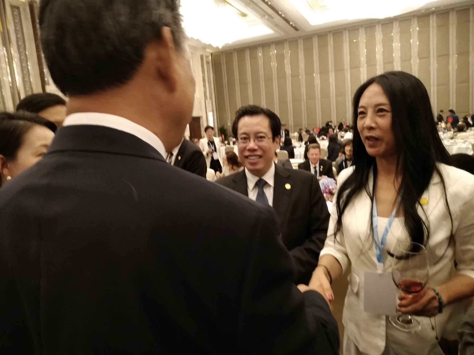 "尹玮社长与沈阳市市长姜有为（右二）及世界冬季城市市长会会长、日本札幌市市长见上雄一先生交流合影.jpg"